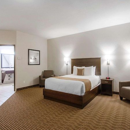 Quality Inn & Suites Estevan Exteriör bild