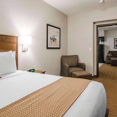 Quality Inn & Suites Estevan Exteriör bild