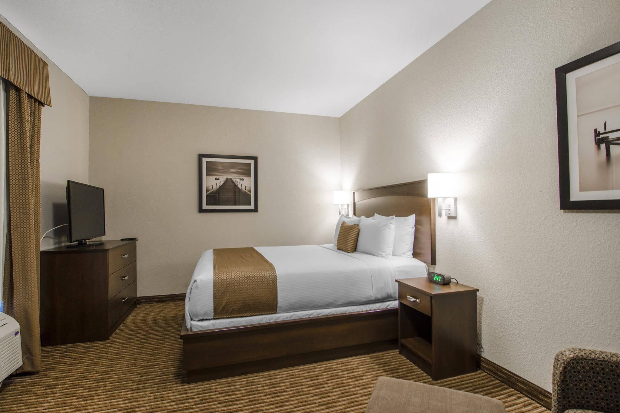 Quality Inn & Suites Estevan Exteriör bild