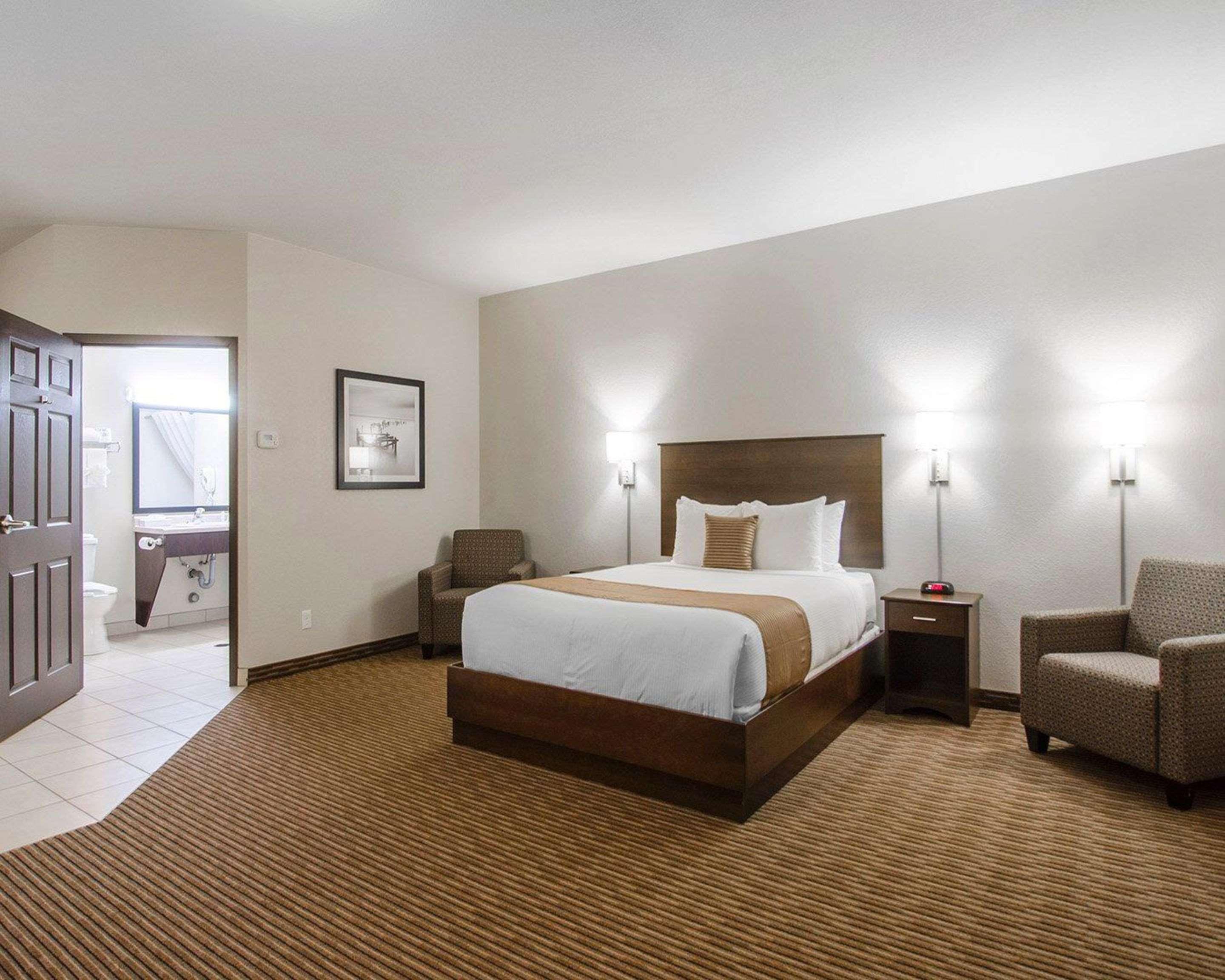Quality Inn & Suites Estevan Exteriör bild