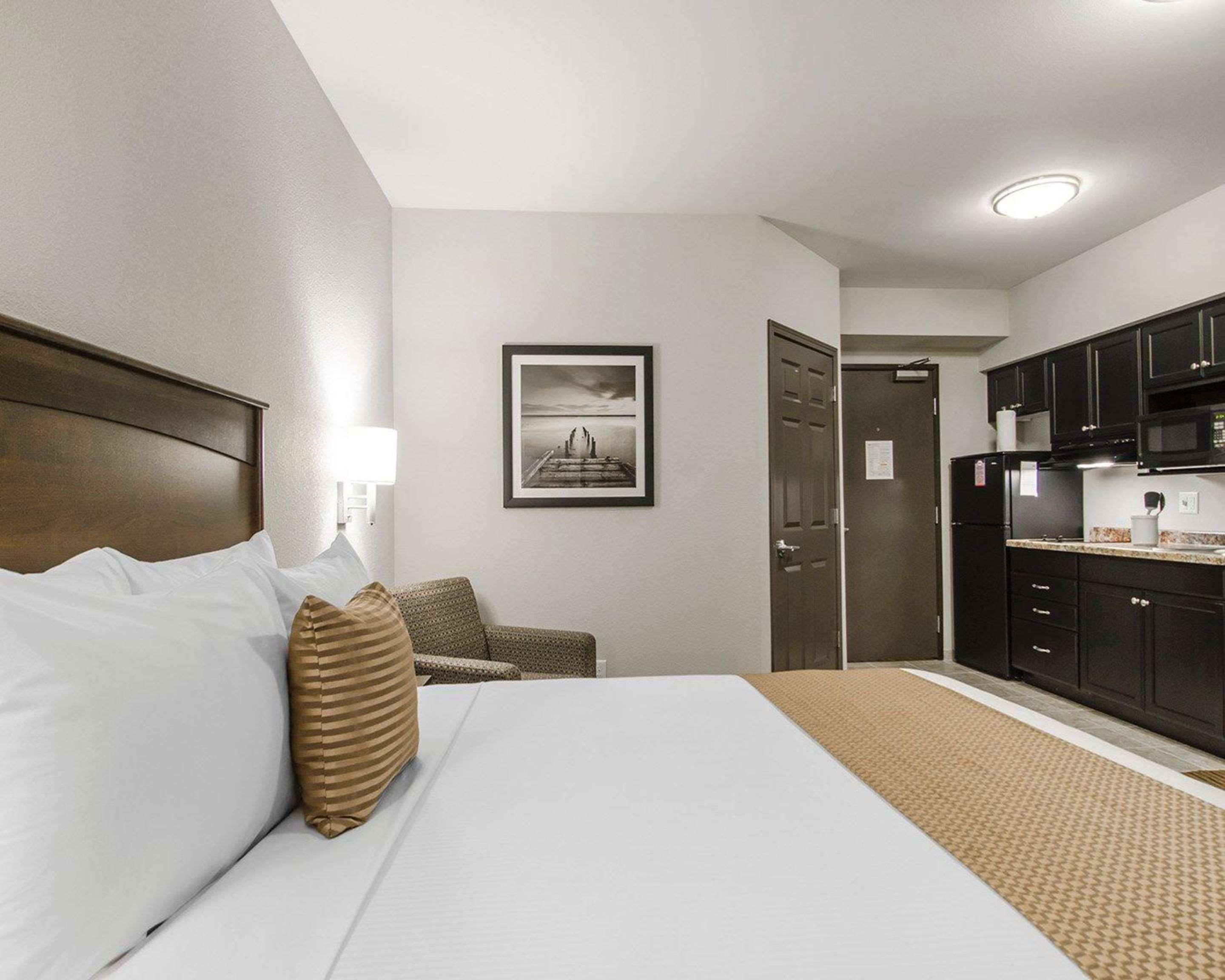 Quality Inn & Suites Estevan Exteriör bild