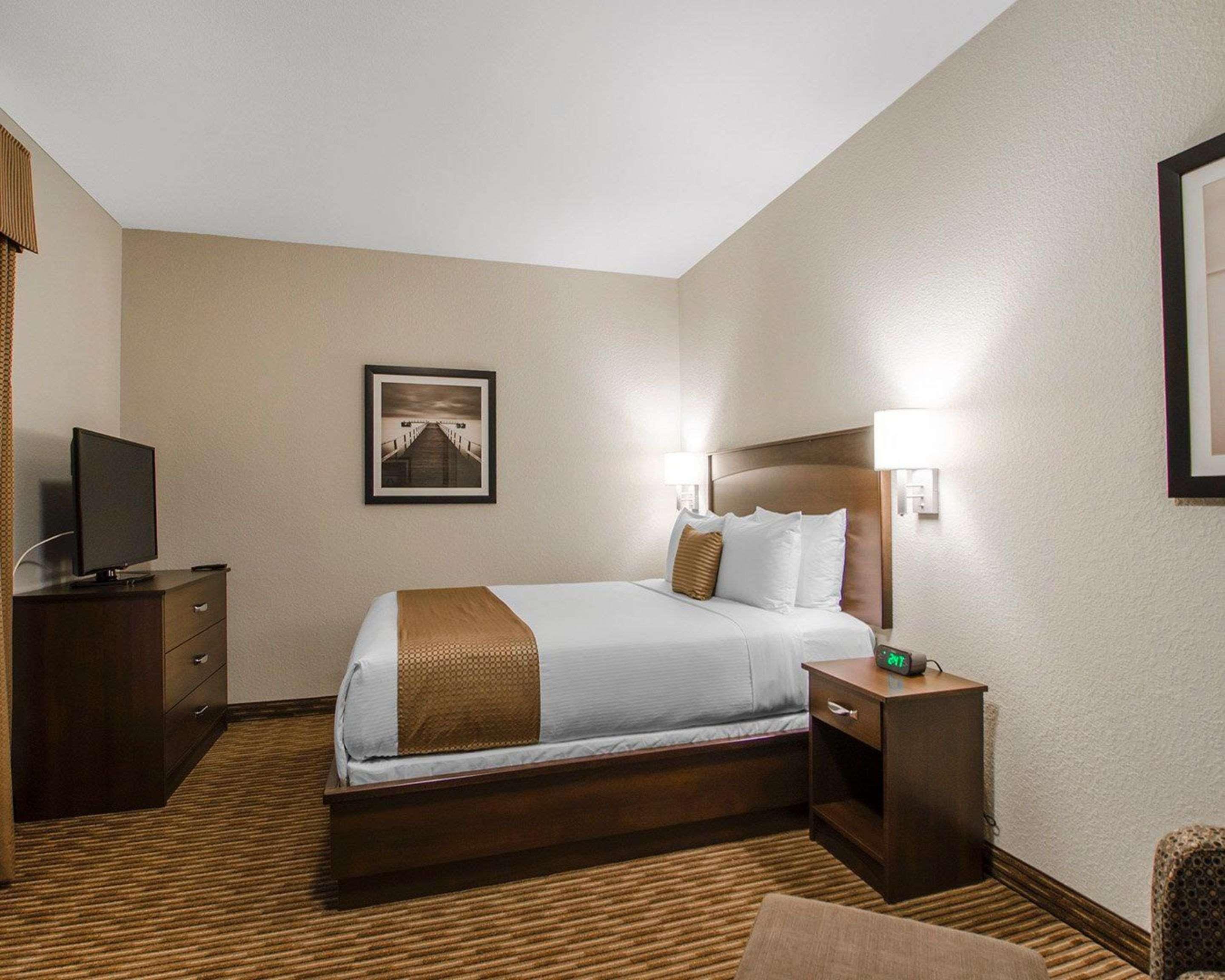 Quality Inn & Suites Estevan Exteriör bild