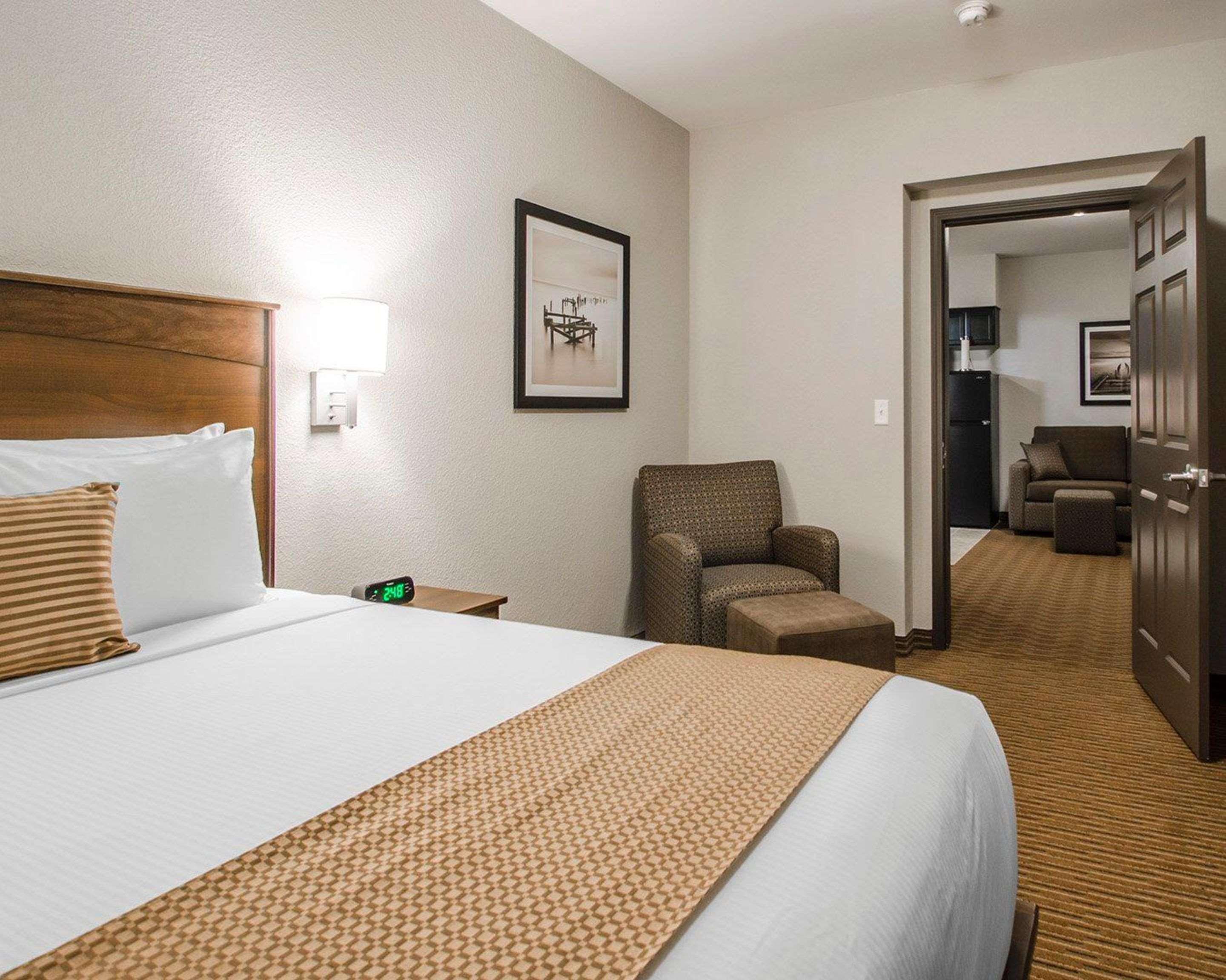 Quality Inn & Suites Estevan Exteriör bild