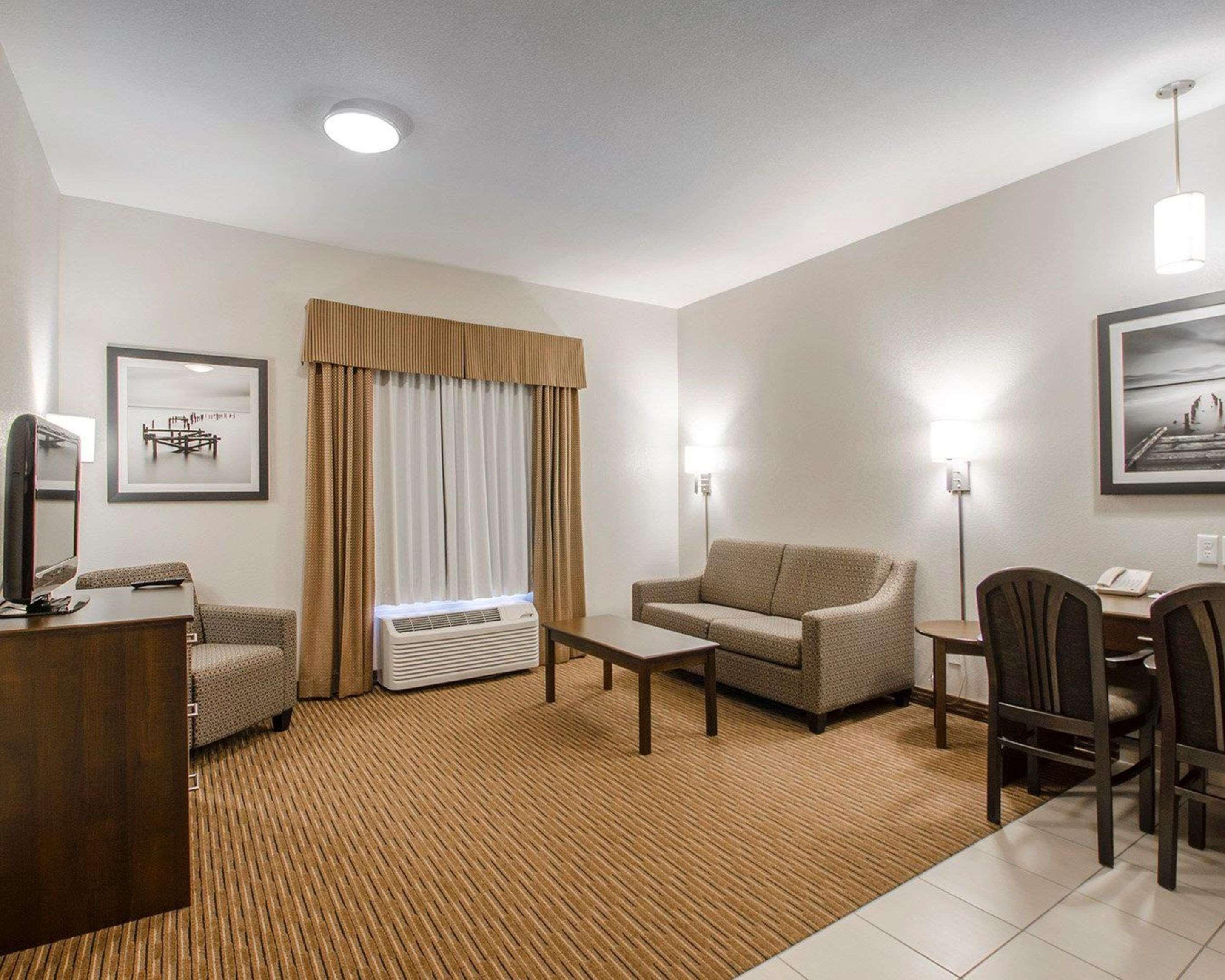 Quality Inn & Suites Estevan Exteriör bild