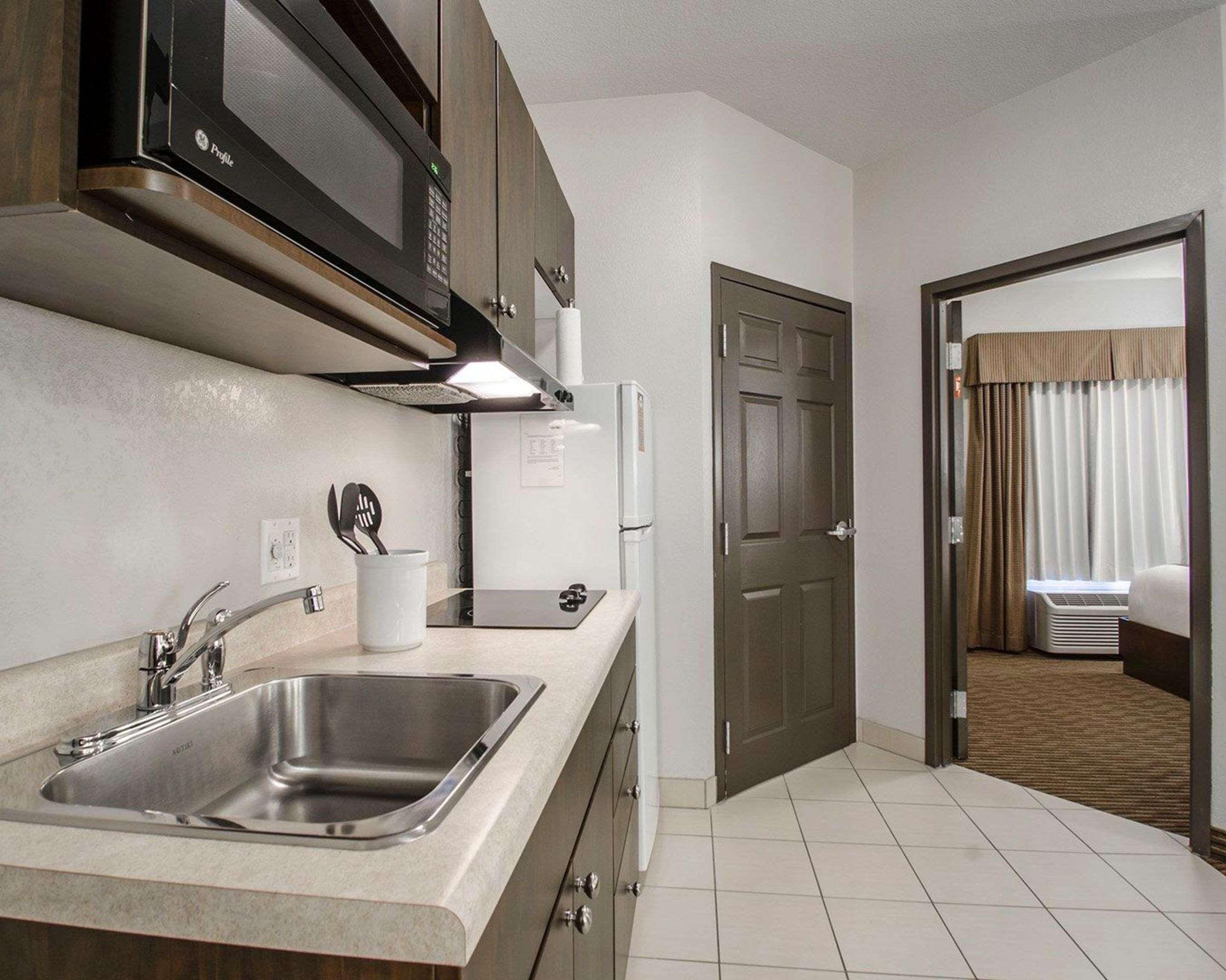 Quality Inn & Suites Estevan Exteriör bild