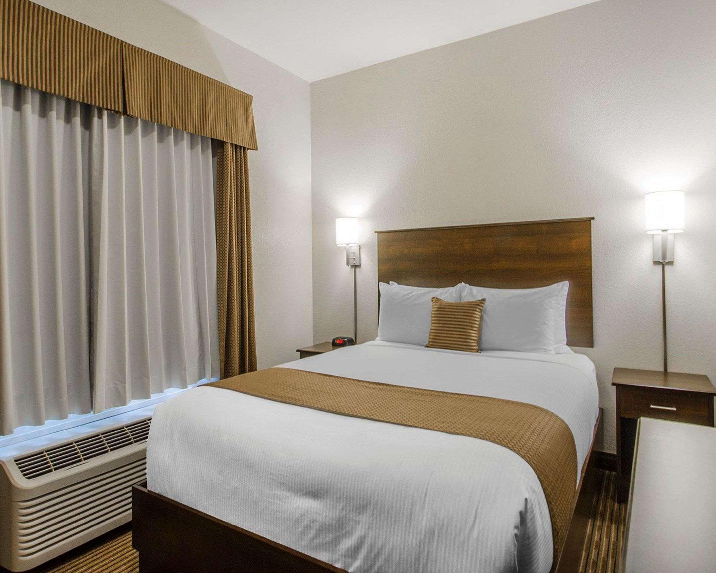 Quality Inn & Suites Estevan Exteriör bild