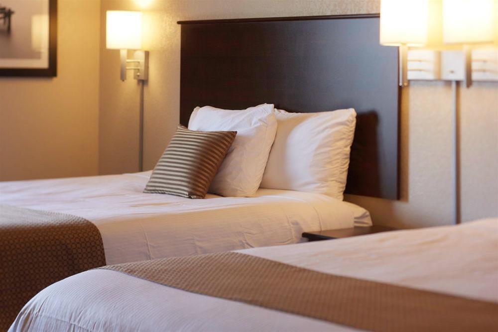Quality Inn & Suites Estevan Exteriör bild