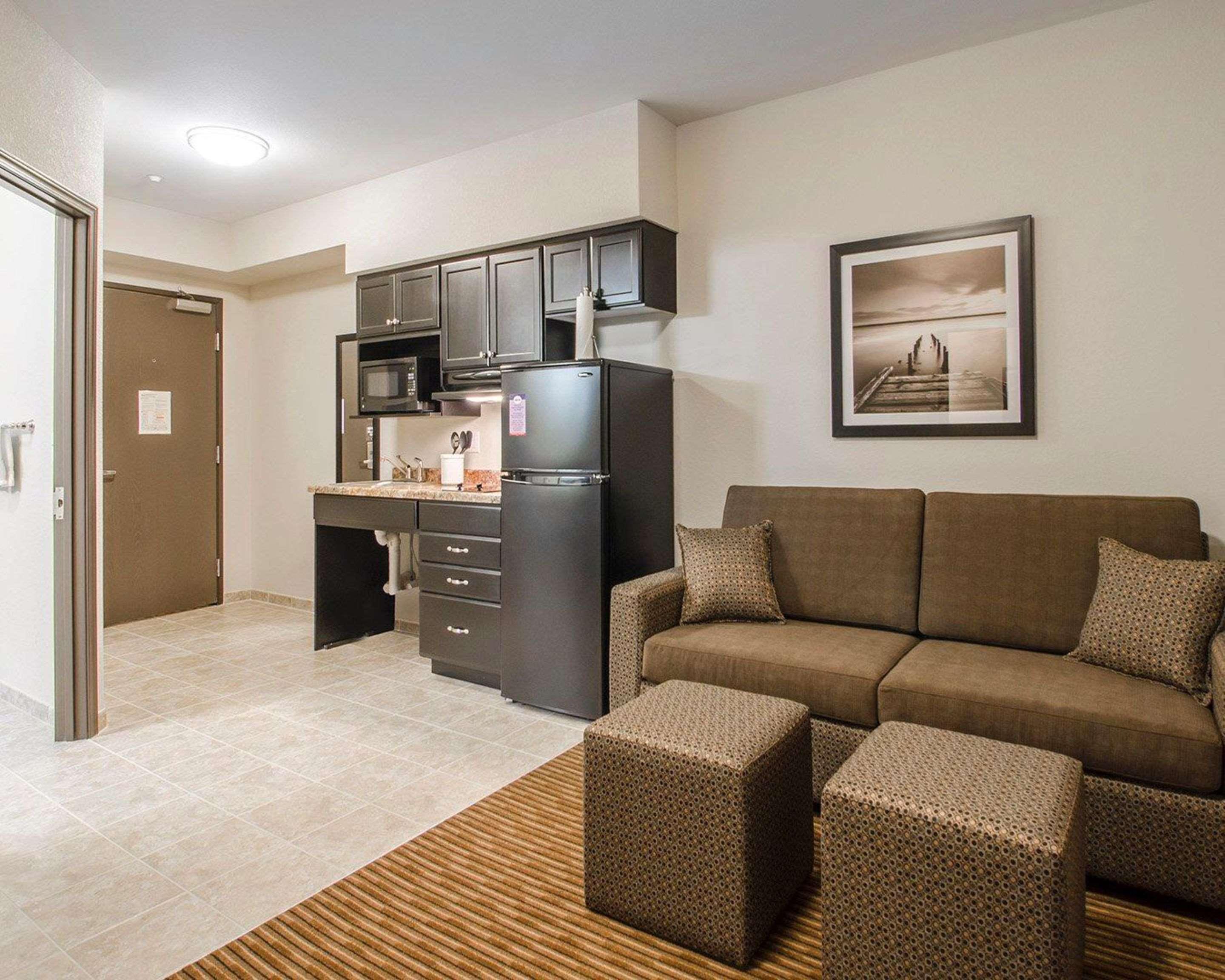 Quality Inn & Suites Estevan Exteriör bild