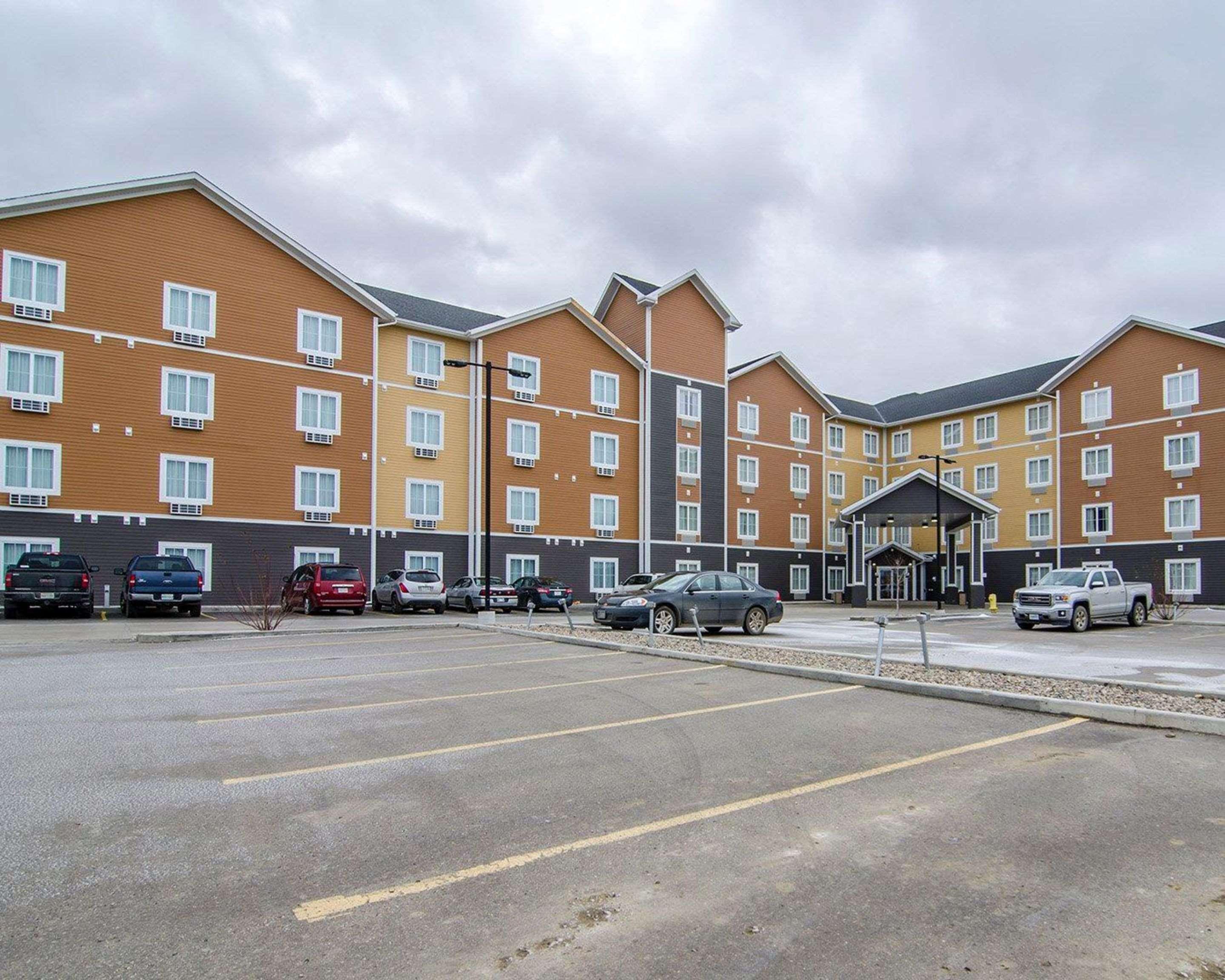 Quality Inn & Suites Estevan Exteriör bild