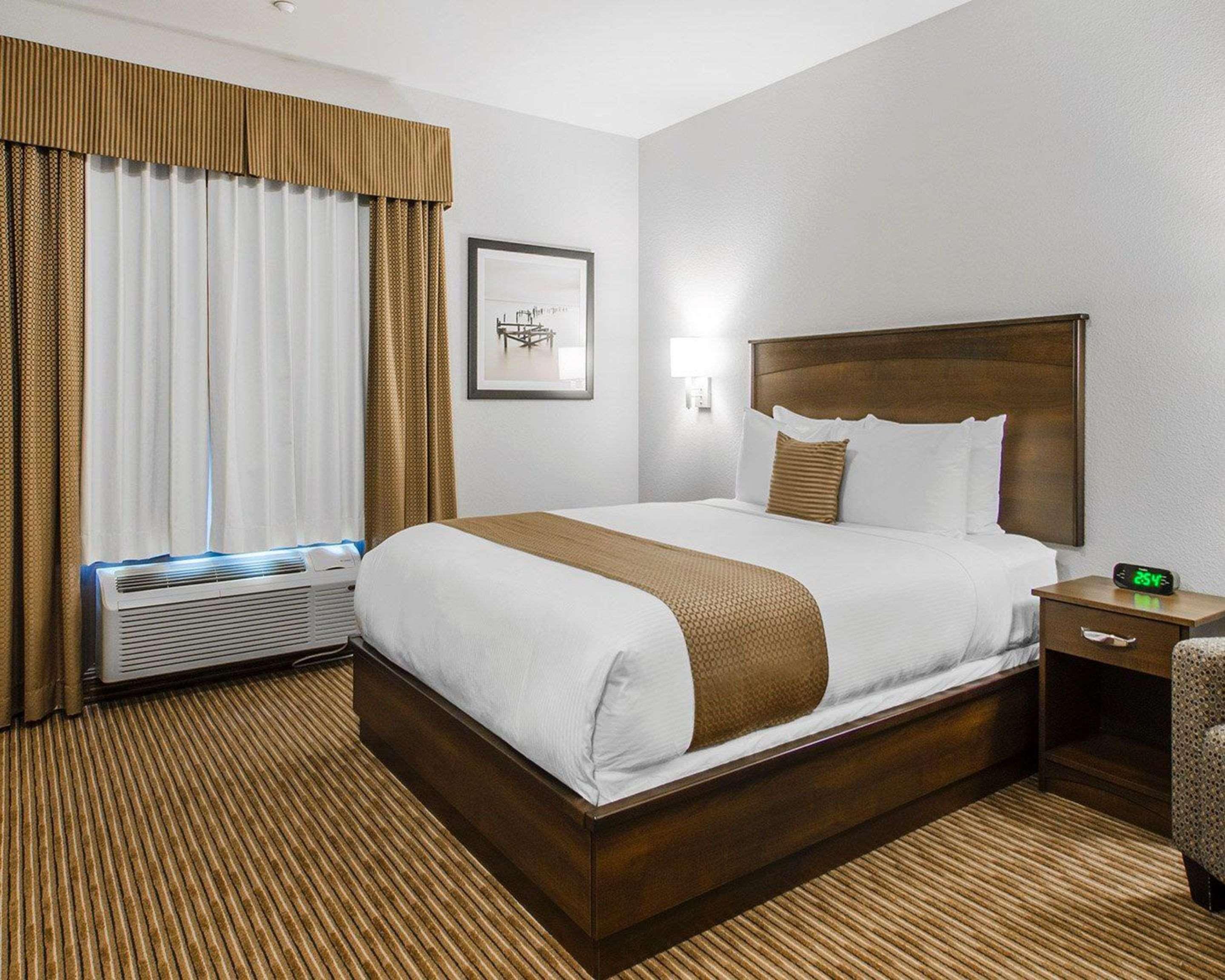 Quality Inn & Suites Estevan Exteriör bild