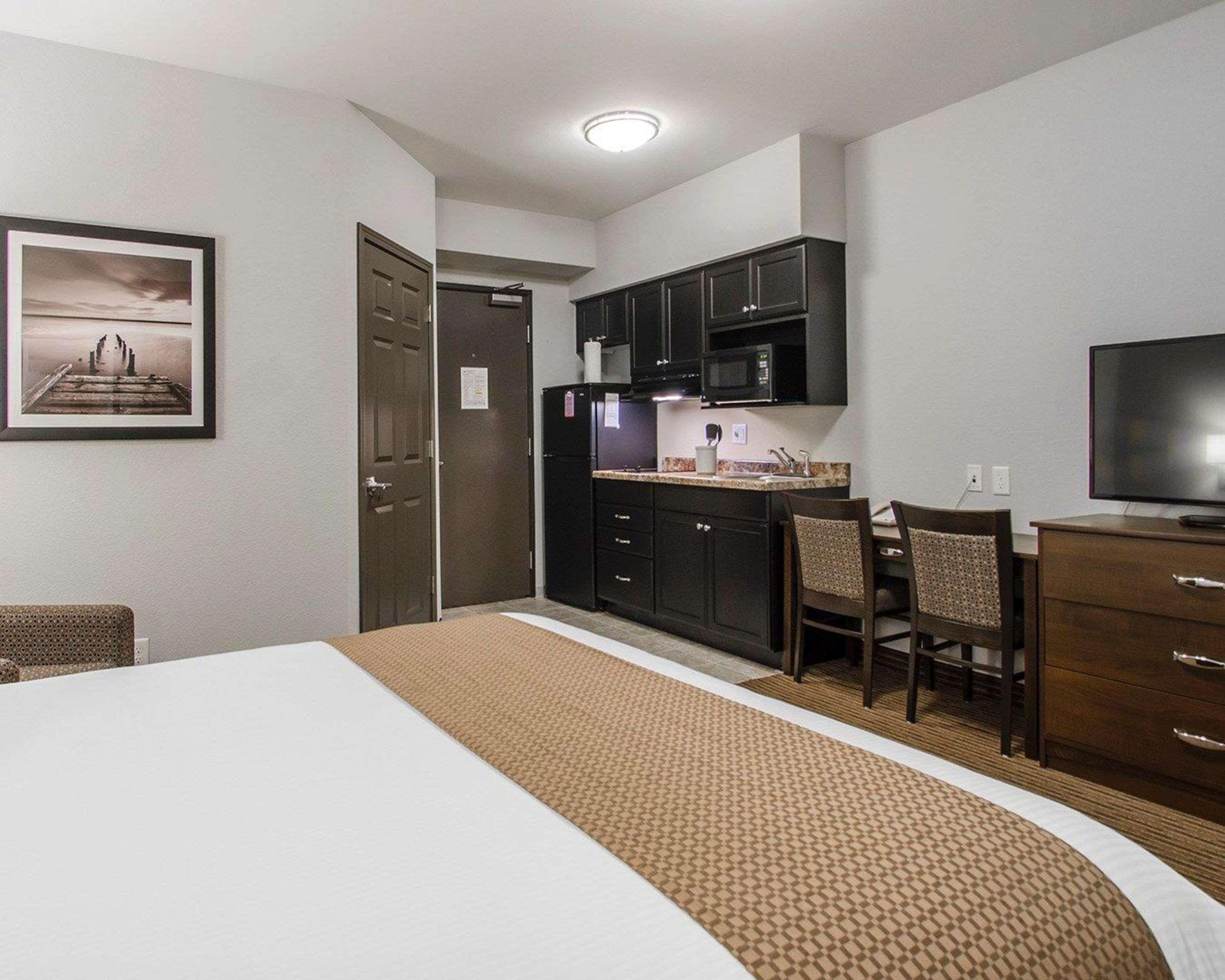 Quality Inn & Suites Estevan Exteriör bild