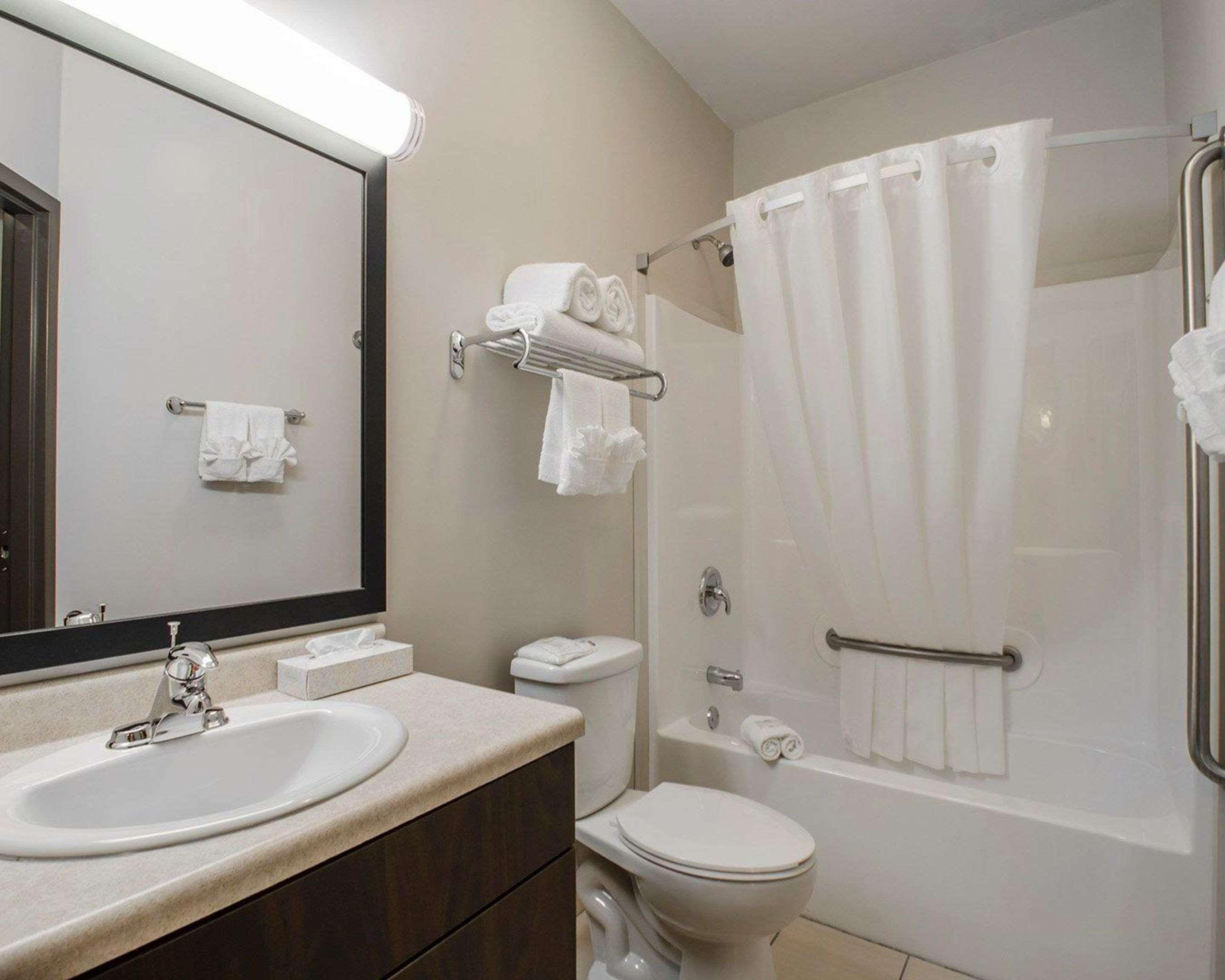 Quality Inn & Suites Estevan Exteriör bild