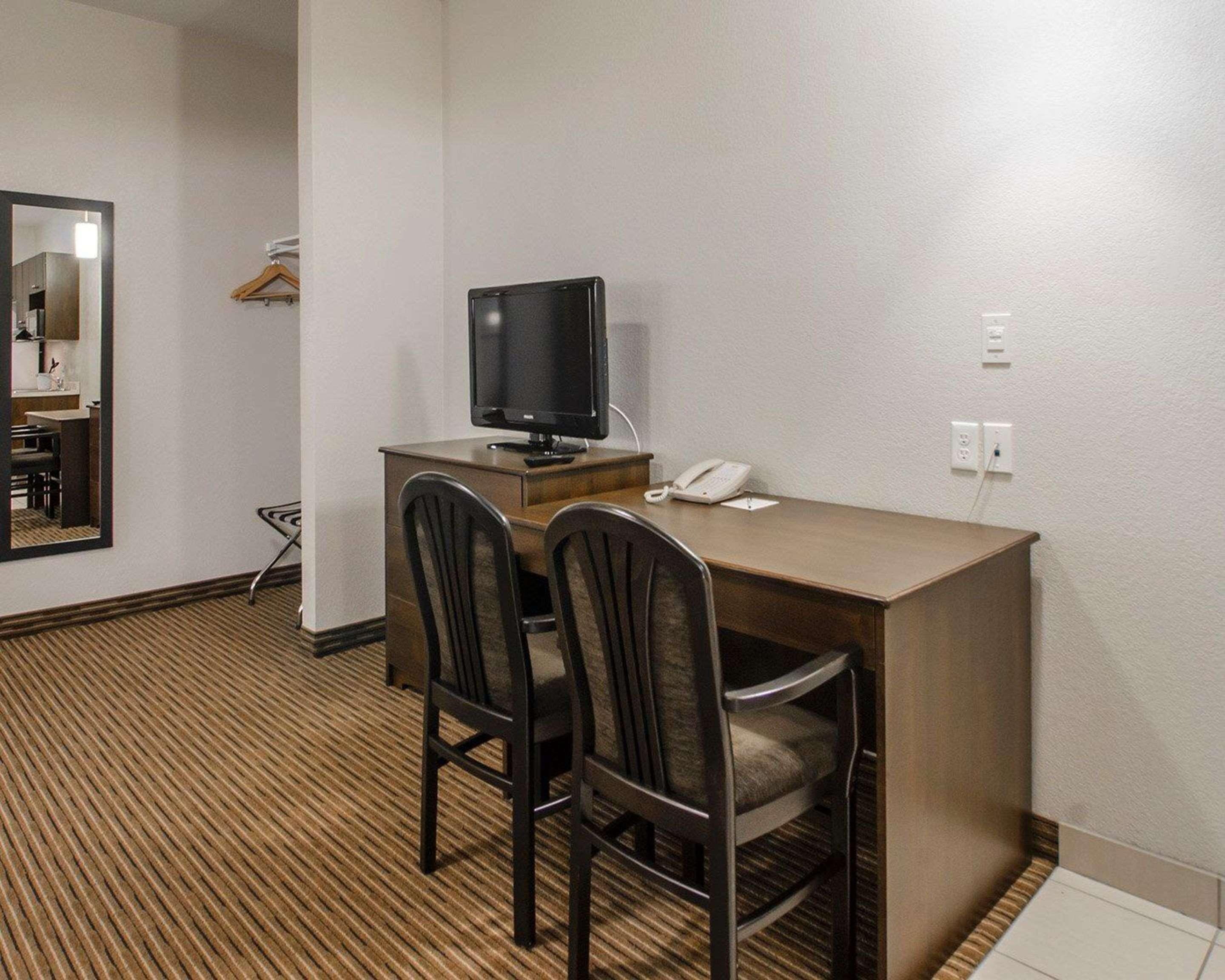 Quality Inn & Suites Estevan Exteriör bild