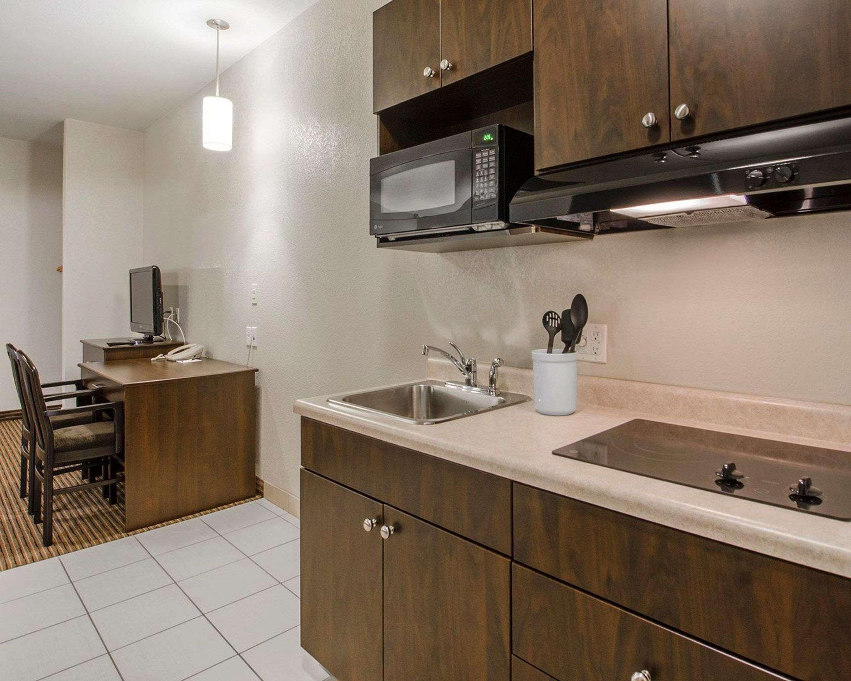 Quality Inn & Suites Estevan Exteriör bild
