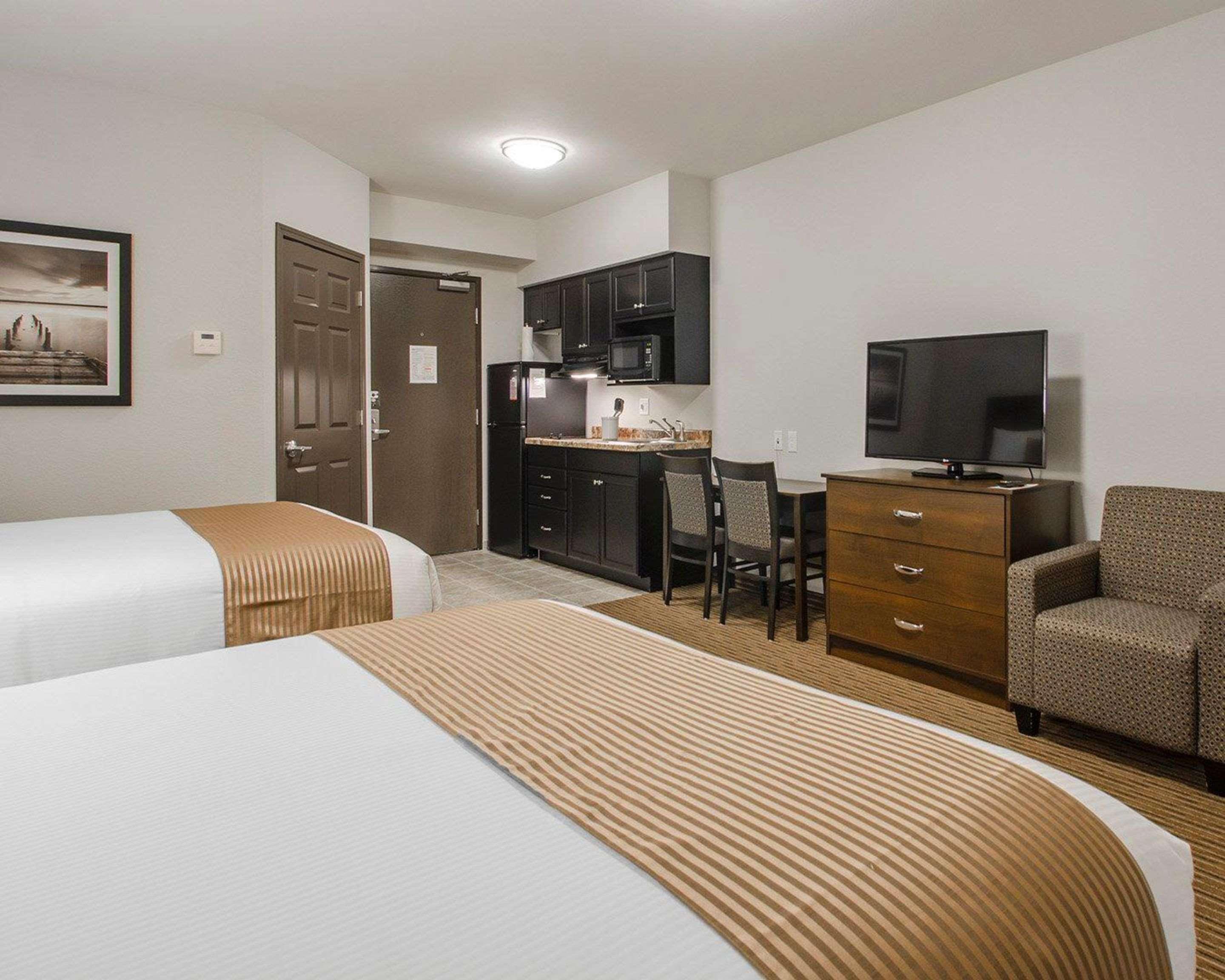 Quality Inn & Suites Estevan Exteriör bild