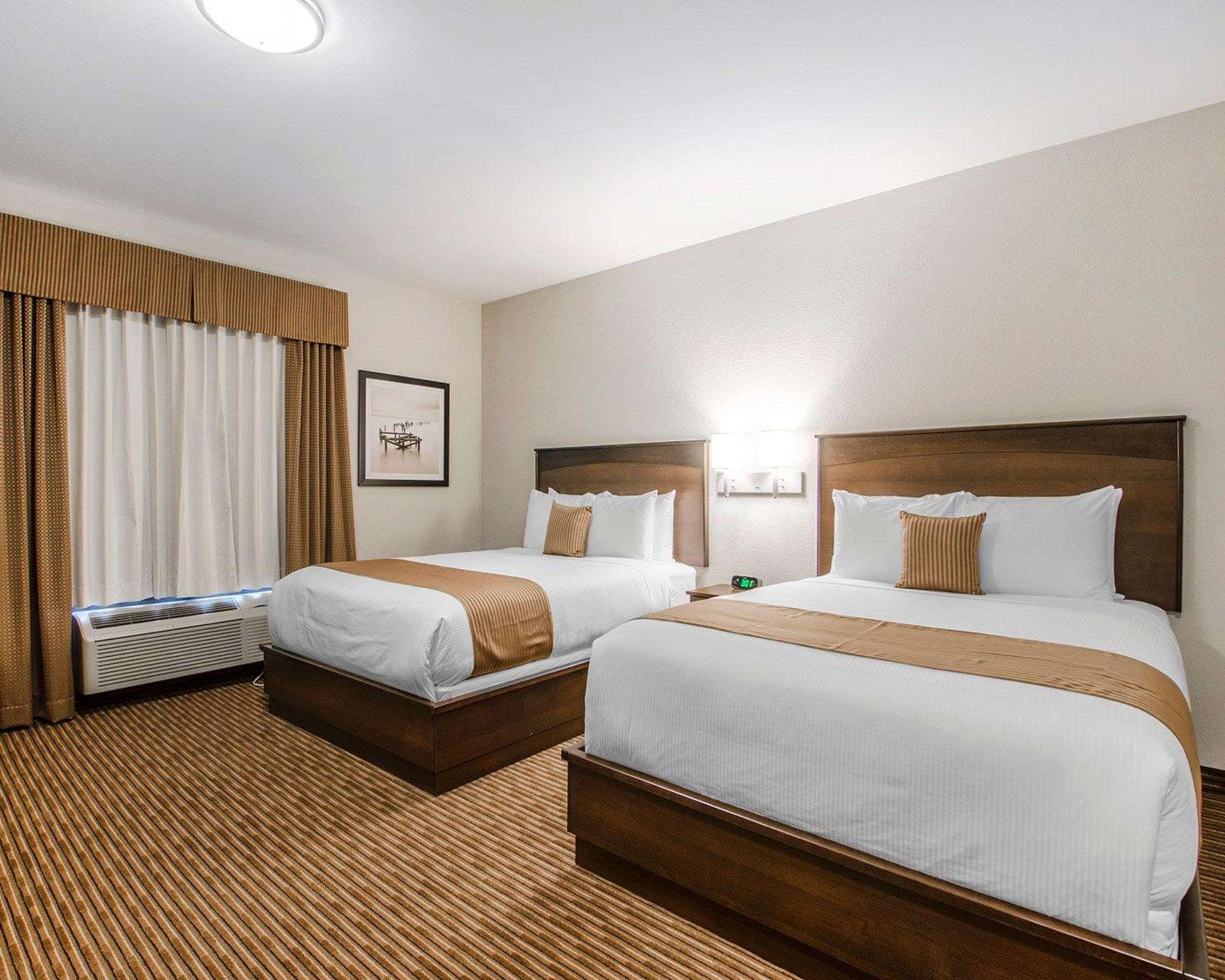 Quality Inn & Suites Estevan Exteriör bild