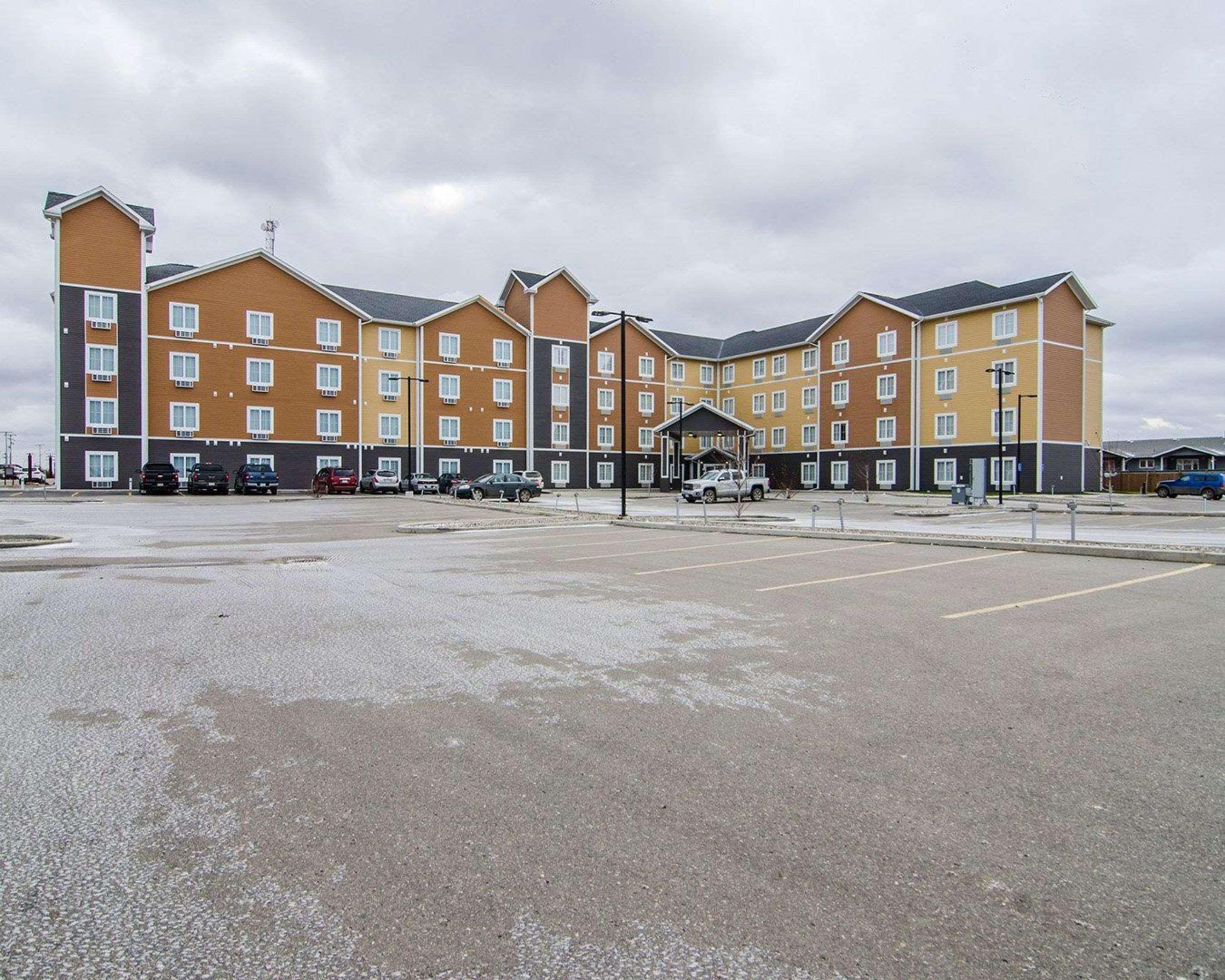 Quality Inn & Suites Estevan Exteriör bild