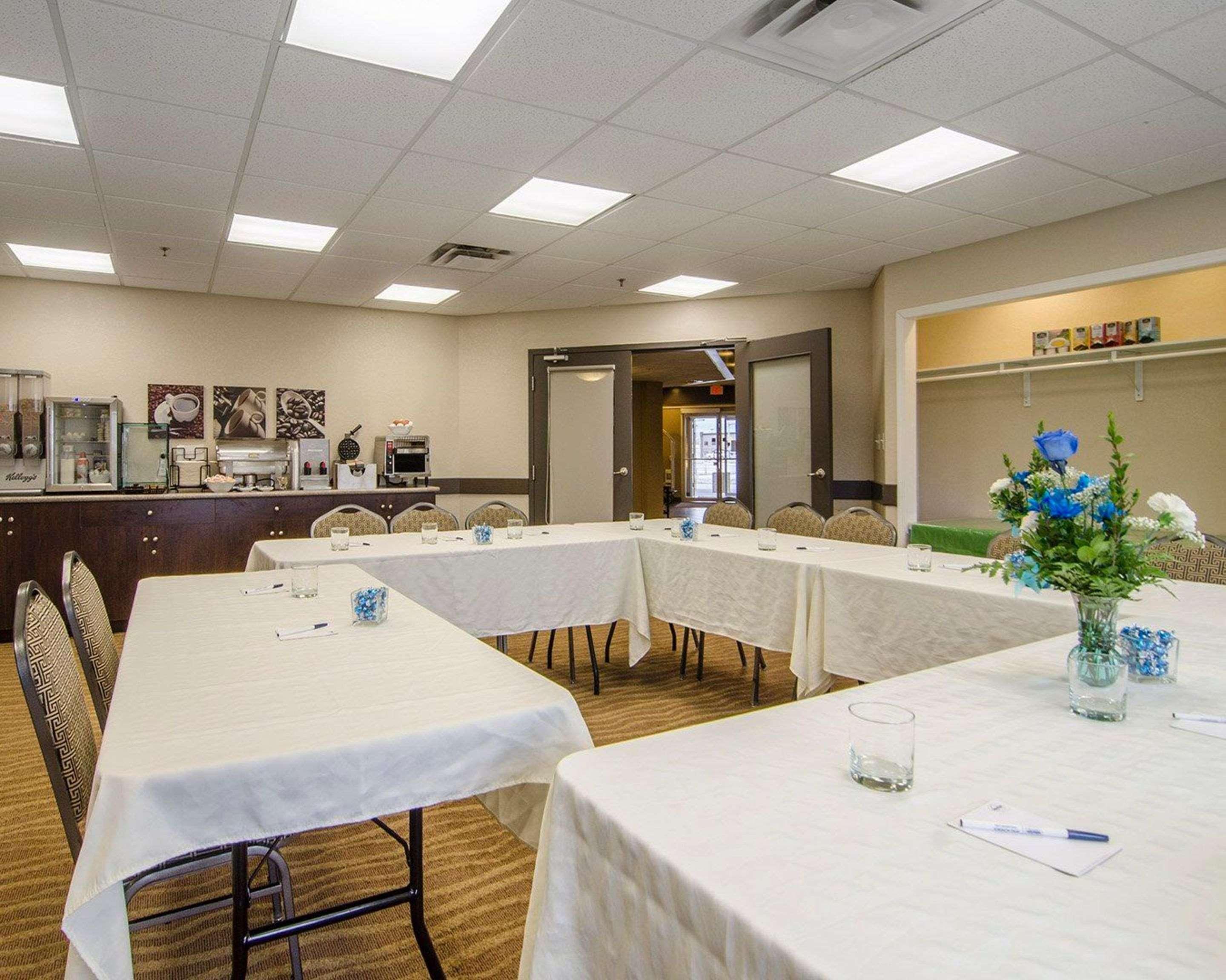 Quality Inn & Suites Estevan Exteriör bild