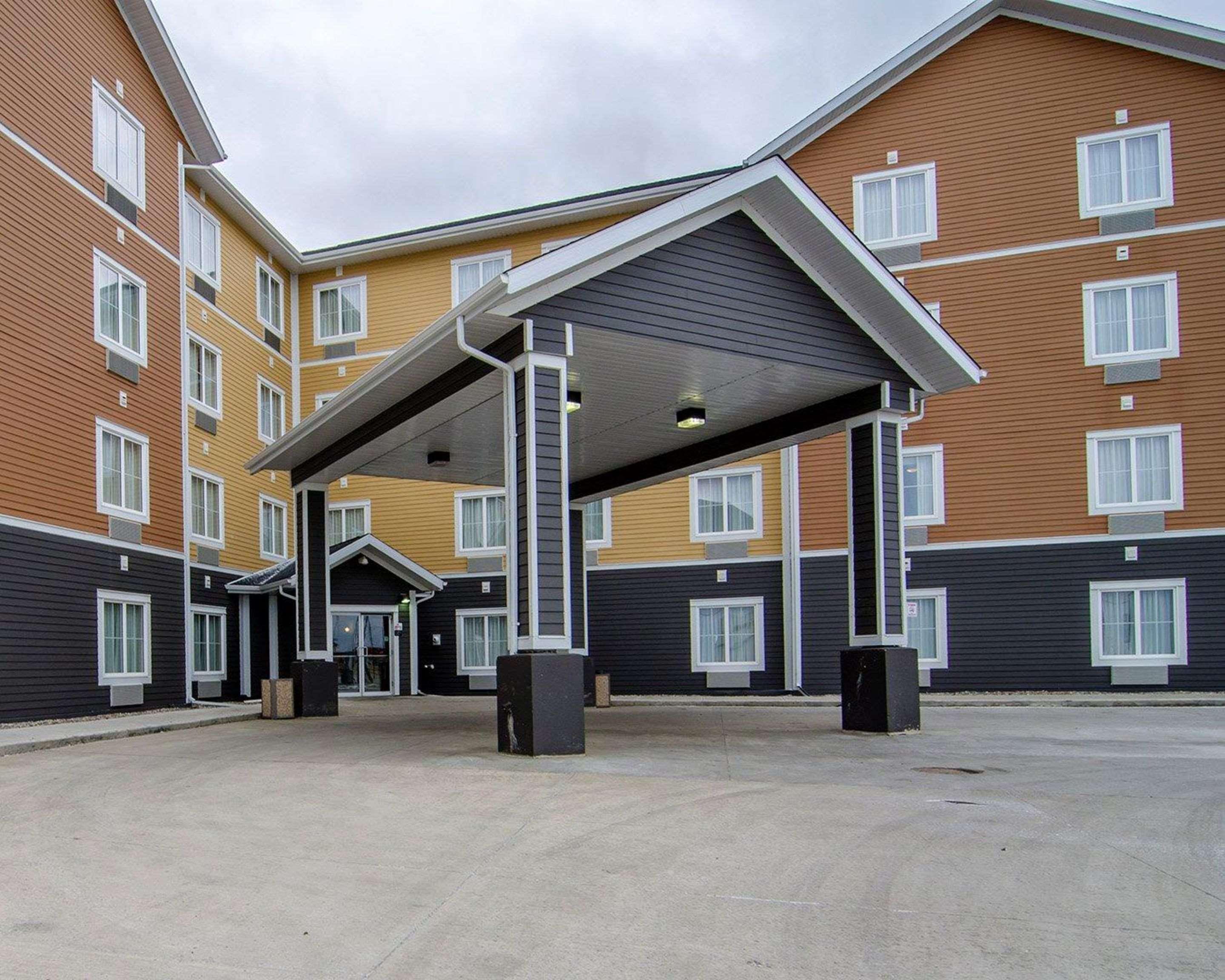 Quality Inn & Suites Estevan Exteriör bild