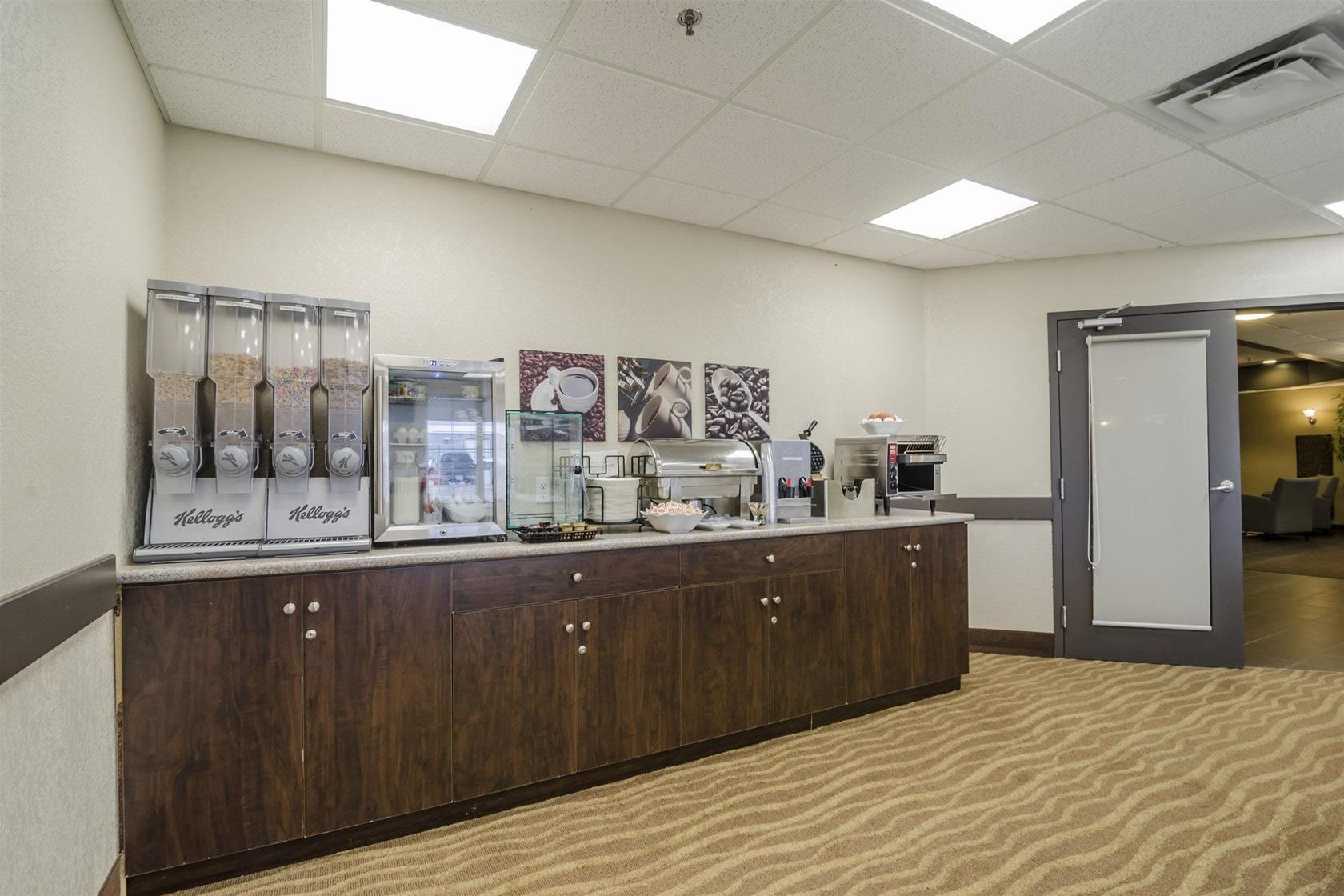 Quality Inn & Suites Estevan Exteriör bild