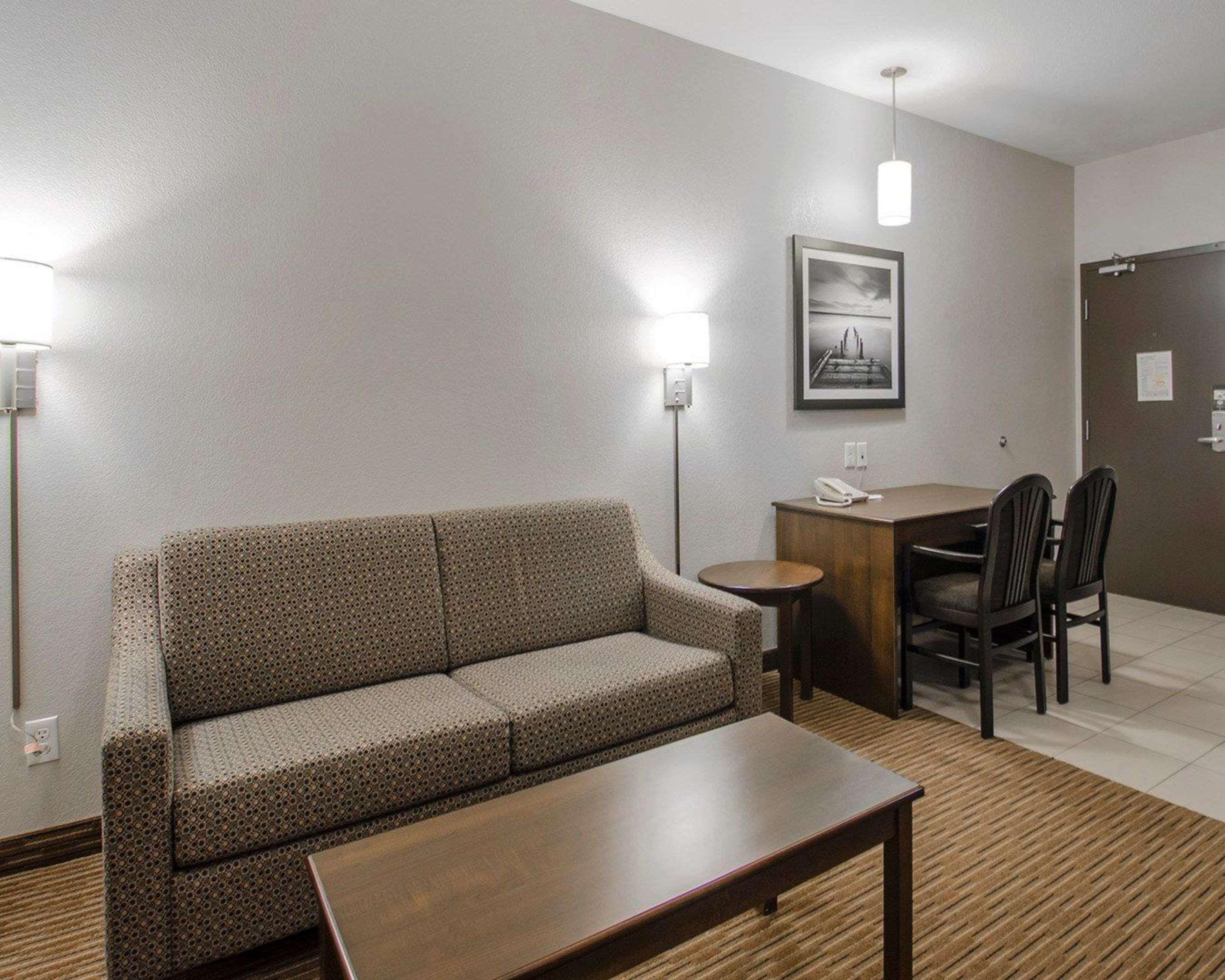 Quality Inn & Suites Estevan Exteriör bild