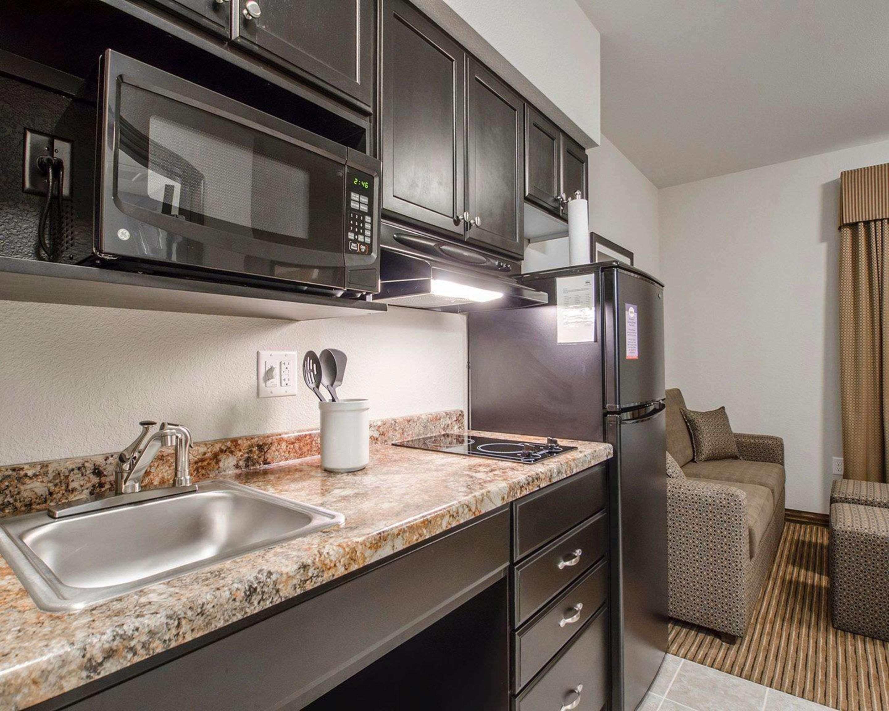 Quality Inn & Suites Estevan Exteriör bild