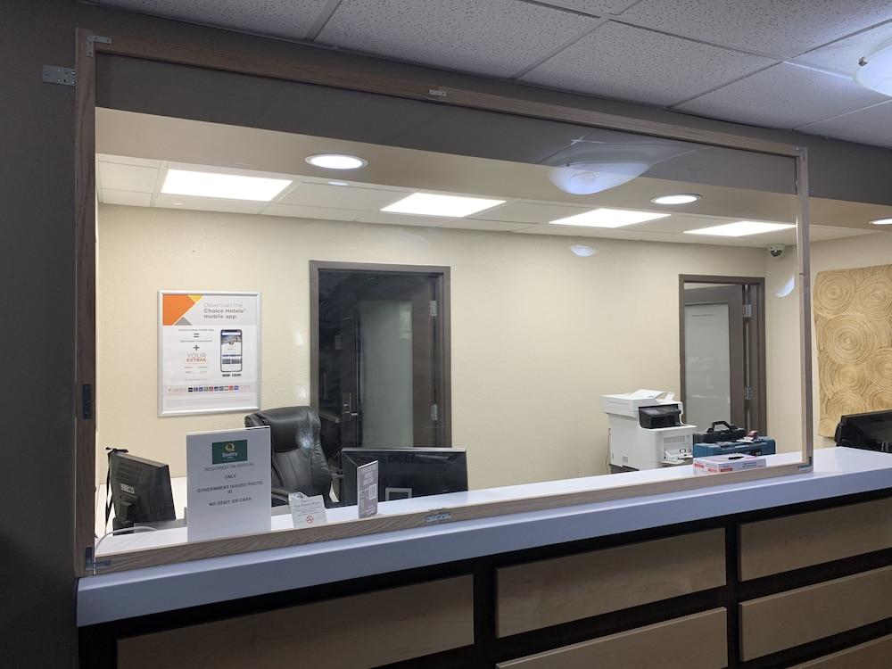 Quality Inn & Suites Estevan Exteriör bild