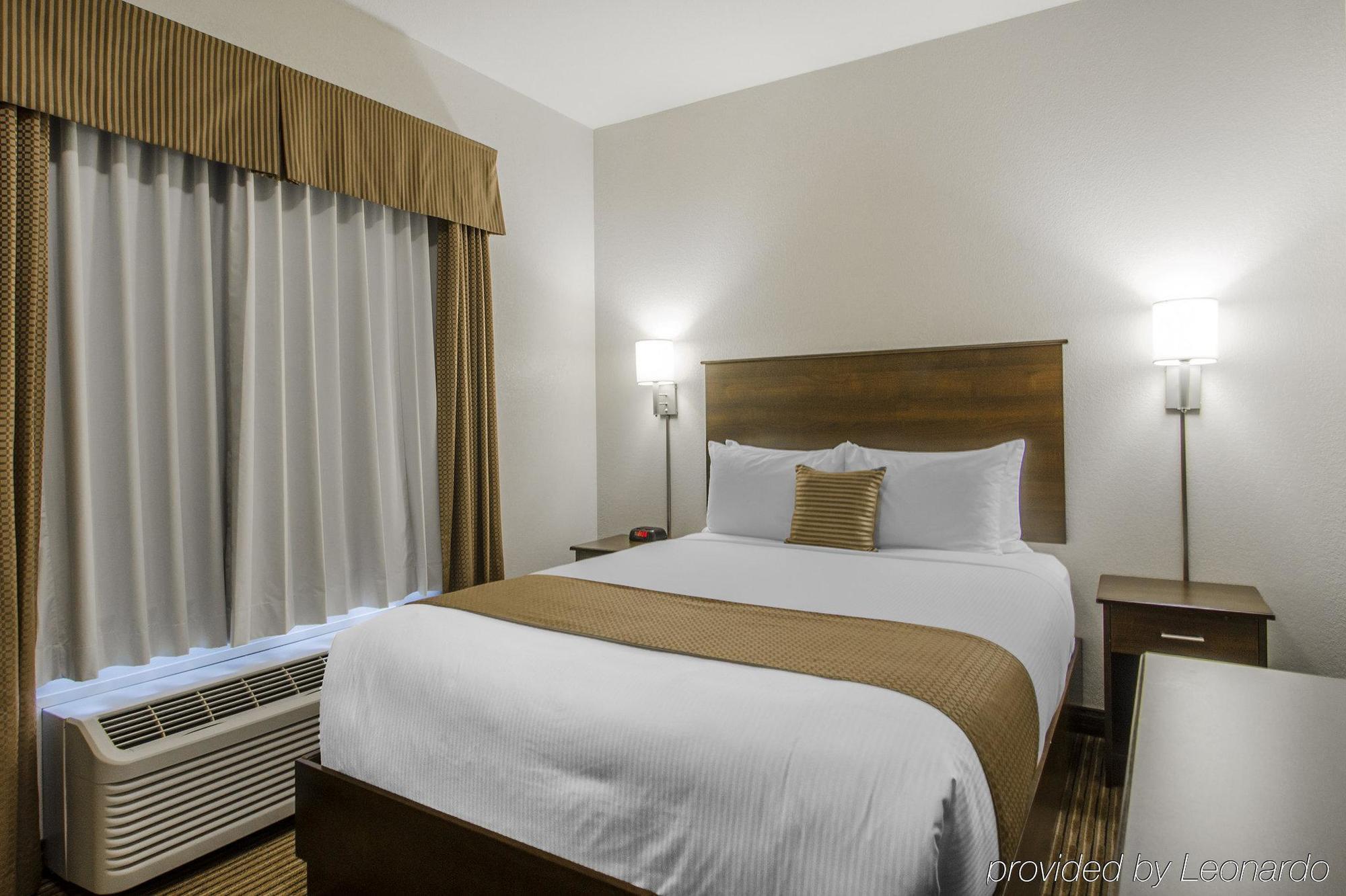 Quality Inn & Suites Estevan Exteriör bild
